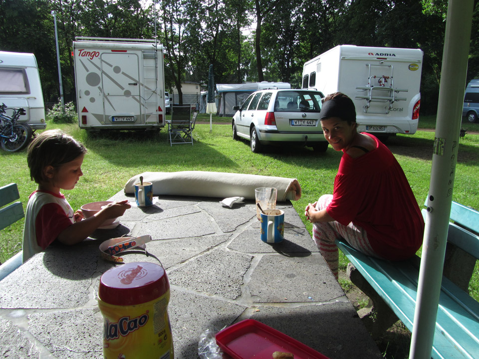 Desayuno en el camping Waldbad Dünnvald en Colonia, Alemania.