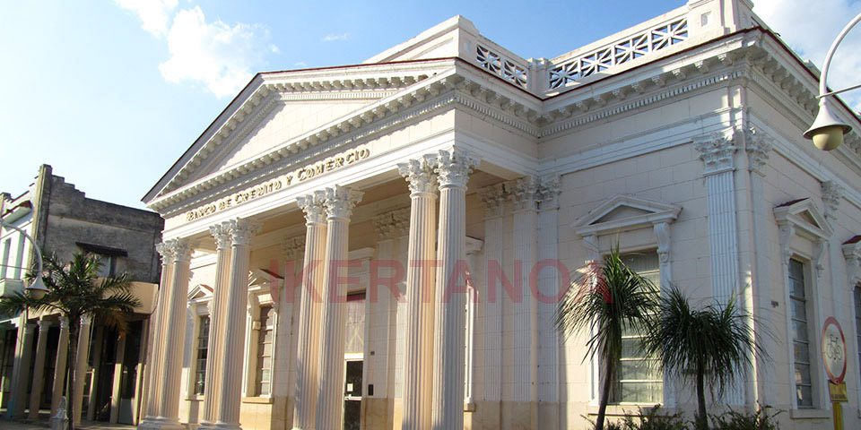 Banco en Morón, Cuba - Viajes Ikertanoa