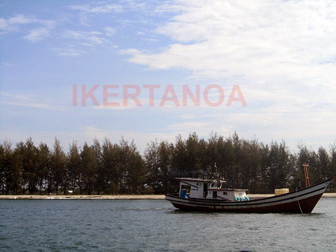 Barco que va a las Islas Banyak , Sumatra, Indonesia - Viajes Ikertanoa