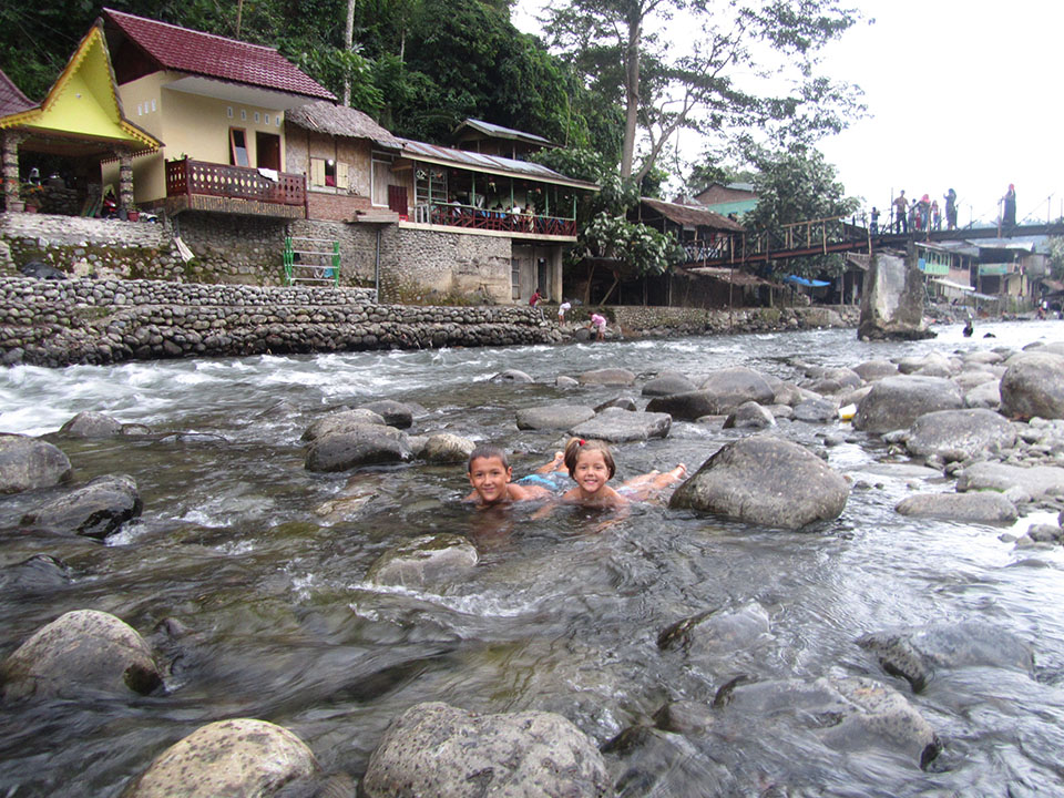 Bañándonos en el río en Bukit Lawang, Sumatra.
