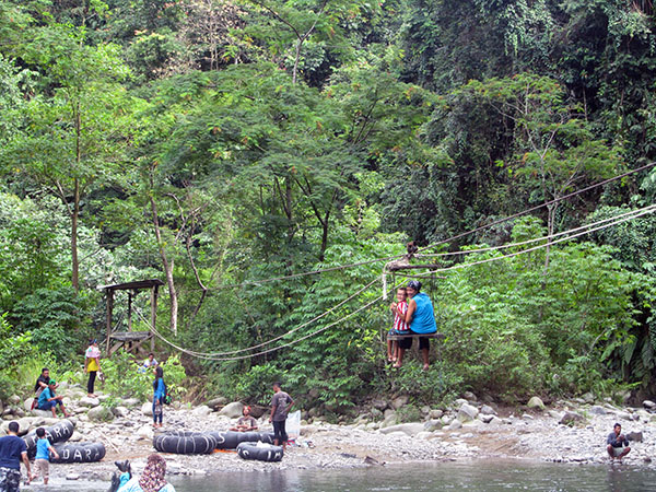 Bukit Lawan, Sumatra, Indonesia cruzando el río para hacer tubing - Viajes Ikertanoa