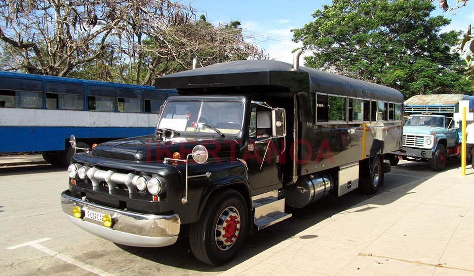 Camiones en Morón, Cuba - Viajes Ikertanoa