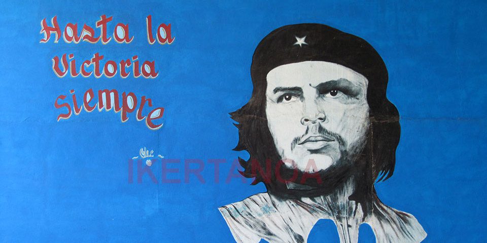 Mural de el Ché Guevara, Cuba - Viajes Ikertanoa