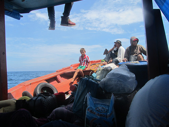 Barco que va a las Islas Banyak , Sumatra, Indonesia - Viajes Ikertanoa