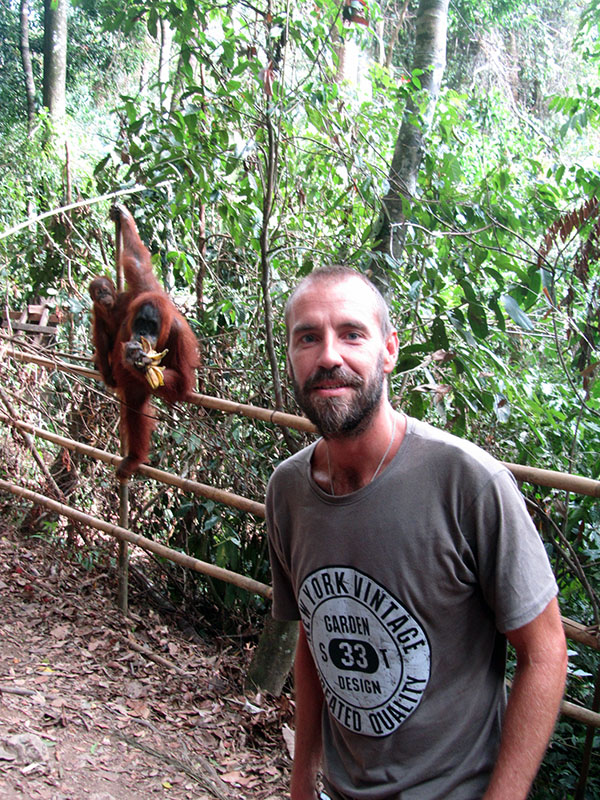 Con orangután en Parque Nacional Gunung Leuser - Sumatra - Viajes a Indonesia con Viajes Ikertanoa