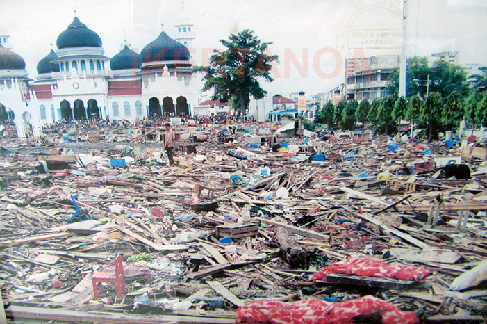 De Medan a Banda Aceh, Sumatra, Indonesia. Foto de la Mezquita Mesjid Raya Baiturrahman en Banda Aceh el día del tsunami - Viajes Ikertanoa