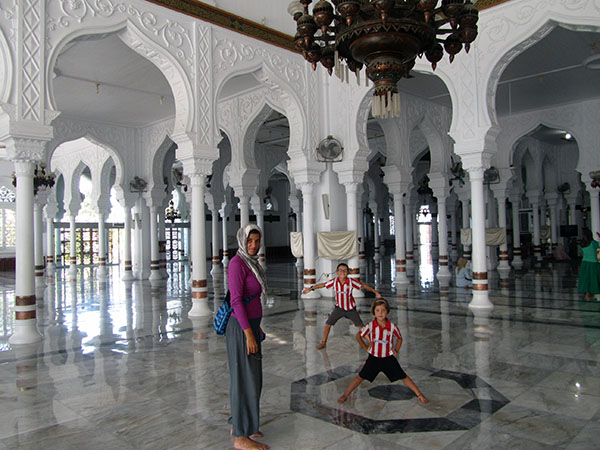 De Medan a Banda Aceh, Sumatra, Indonesia. Interior de la Mezquita Mesjid Raya Baiturrahman en Banda Aceh - Viajes Ikertanoa