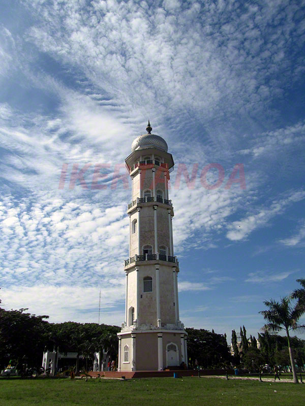 De Medan a Banda Aceh, Sumatra, Indonesia. Minarete al lado de la Mezquita Mesjid Raya Baiturrahman en Banda Aceh - Viajes Ikertanoa