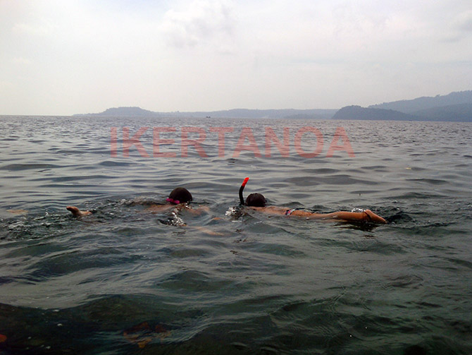 Iker y Noa haciendo snorkel en Pulau Weh, Sumatra, Indonesia - Viajes Ikertanoa
