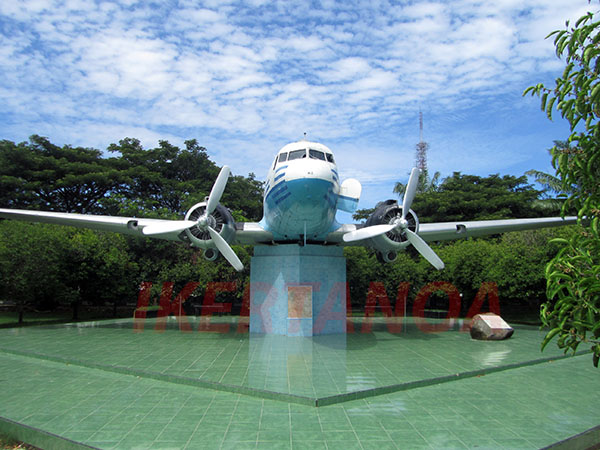 De Medan a Banda Aceh, Sumatra, Indonesia. Avión de hélice en el Parque Blang Padang en Banda Aceh - Viajes Ikertanoa