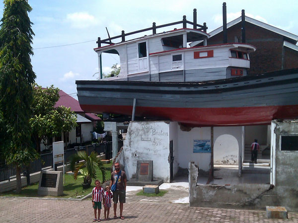De Medan a Banda Aceh, Sumatra, Indonesia. Barco en Lampulo, Banda Aceh - Viajes Ikertanoa