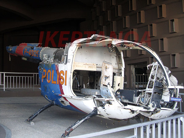 De Medan a Banda Aceh, Sumatra, Indonesia. Helicóptero destruido por el tsunami en el Museo del Tsunami en Banda Aceh - Viajes Ikertanoa