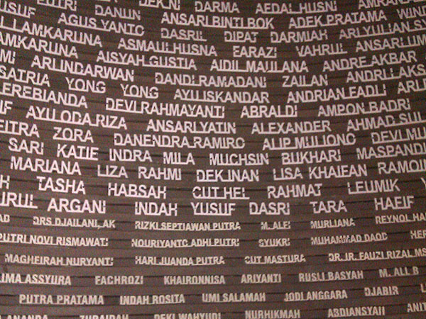 De Medan a Banda Aceh, Sumatra, Indonesia. Inscripciones con nombres en el Museo del Tsunami en Banda Aceh - Viajes Ikertanoa