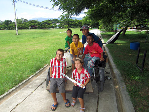 De Medan a Banda Aceh, Sumatra, Indonesia. Niños conduciendo una moto con remolque en Banda Aceh - Viajes Ikertanoa