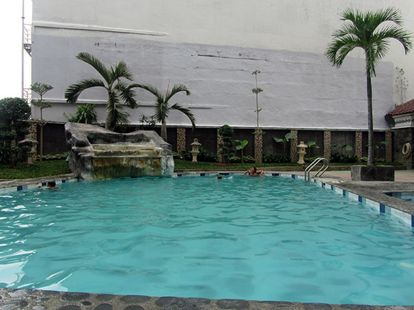 De Medan a Banda Aceh, Sumatra, Indonesia. Piscina del hotel en Medan- Viajes Ikertanoa
