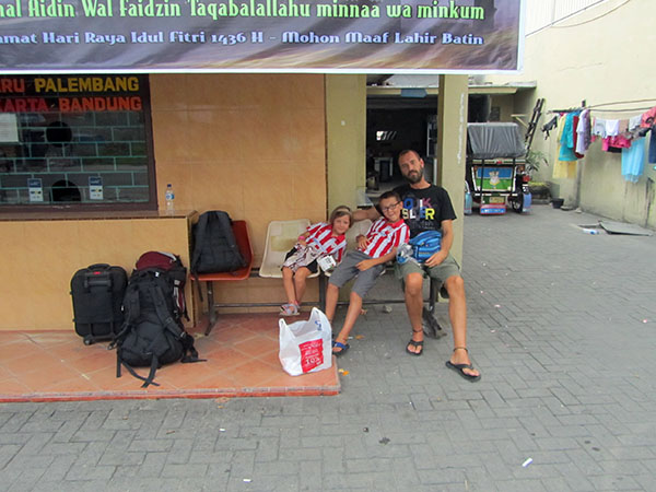 De Medan a Banda Aceh, Sumatra, Indonesia. Oficina de venta de billetes de autobús, empresa Putri Pelangi - Viajes Ikertanoa