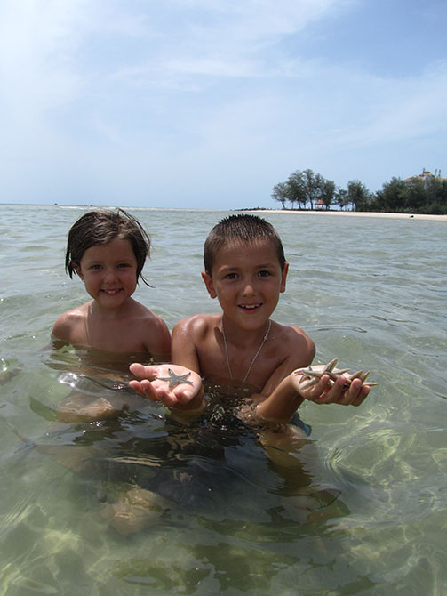 Cogiendo estrellas de mar en la Playa de Hat Samila en Songkla, Viajes a Tailandia con Viajes Ikertanoa