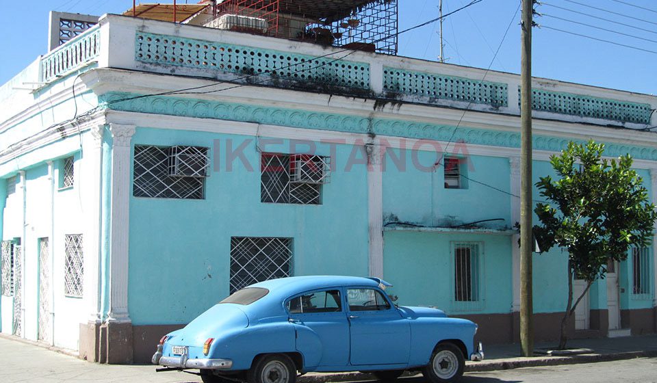 Edificio colorido en cienfuego, Cuba - Viajes Ikertanoa