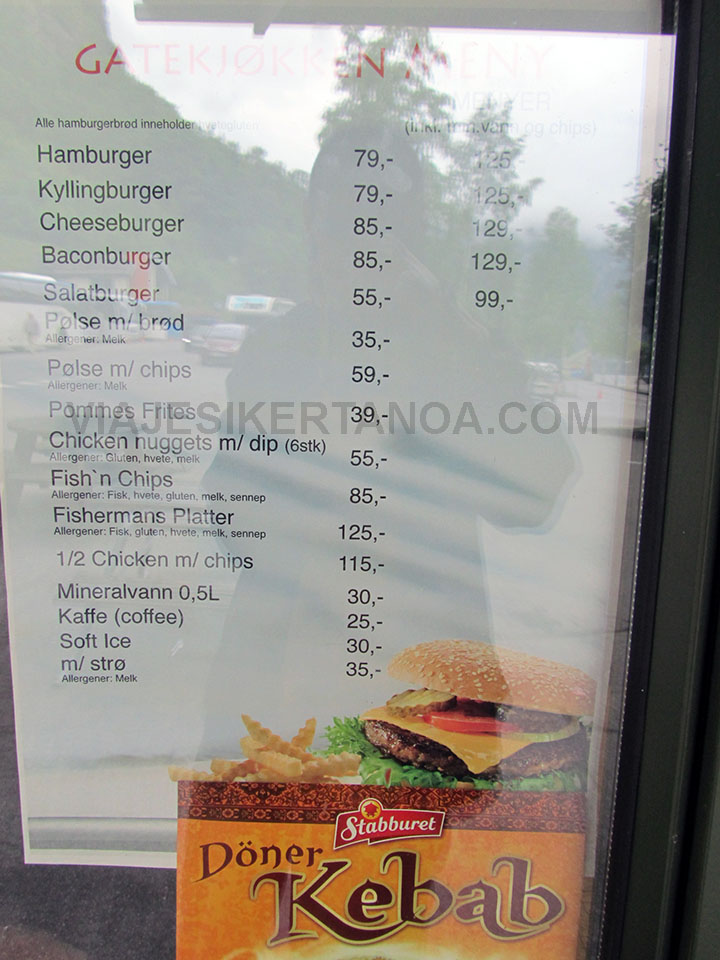 Carta de precios en un kebab en Geiranger en Noruega.