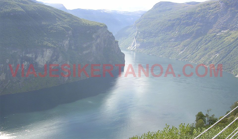 El fiordo Geiranger desde el mirador de Ornesvingen en Noruega.