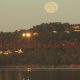 Luna llena en la playa de Kristiansand en Noruega.