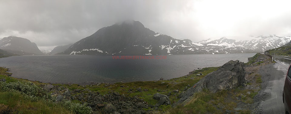 El lago situado al lado del desvío a Dalsnibba en el fiordo Geiranger en Noruega.