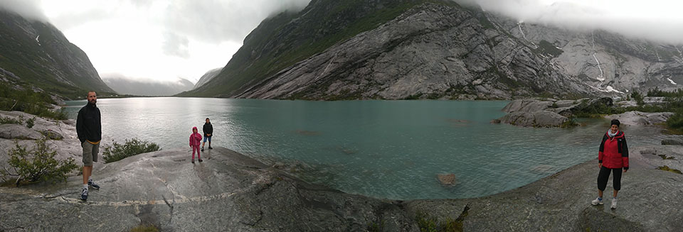 Panorámica del lago formado por el deshielo del glaciar Nigardsbreen en Noruega.