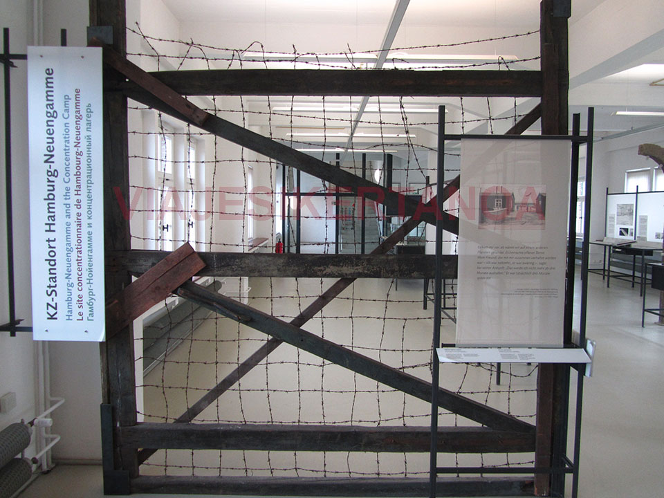 Puerta de entrada al campo de concentración Neuengamme en Hamburgo, Alemania.