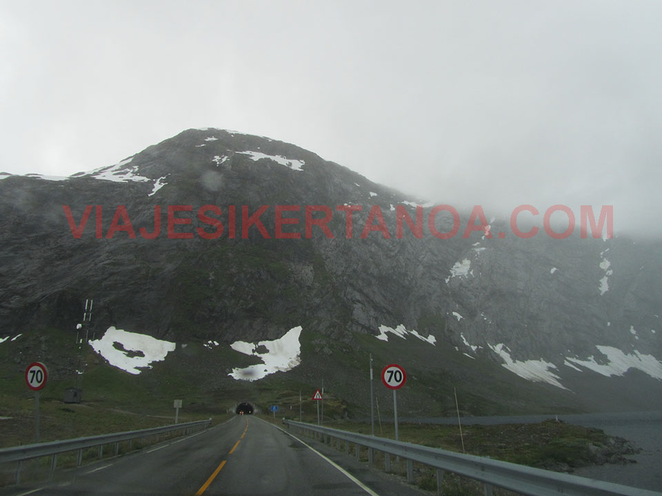 Túneles que atraviesan las grandes montañas noruegas camino de Fosnes.