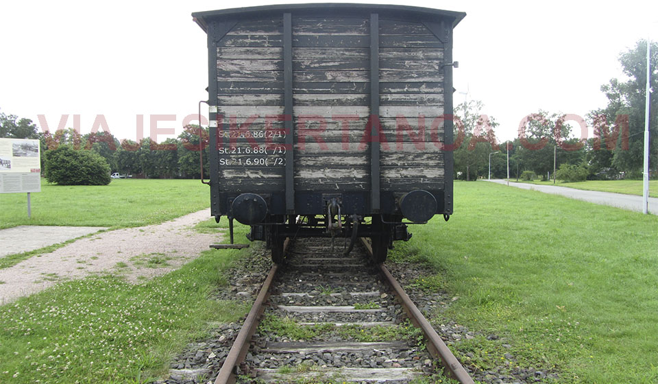 Las vías y el vagon de prisioneros en el campo de concentración Neuengamme en Hamburgo, Alemania.