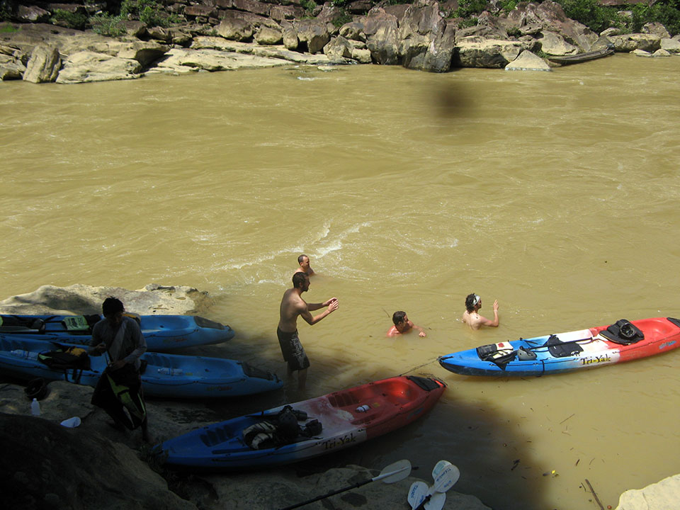 Baño en el río Song entre Vang Vieng y Vientián, Laos.