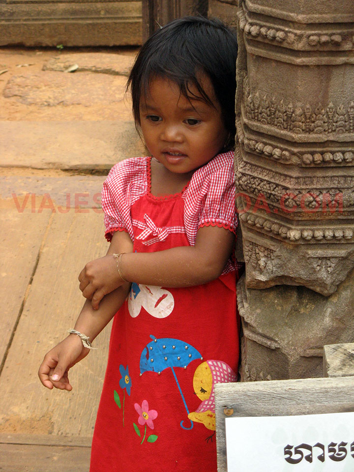 La dueña de la rana mascota en los templos de Angkor en Siem Reap, Camboya.