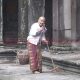 Un hombre barriendo el templo de Angkor Wat en Siem Reap, Camboya.