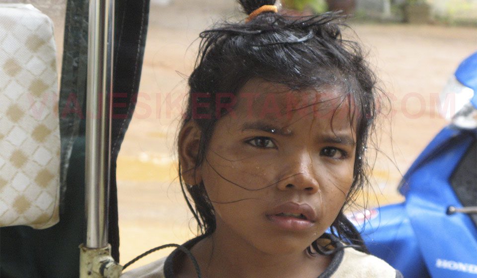 Niña en los Killing Fields de Choeung Ek a las afueras de Phnom Penh en Camboya.