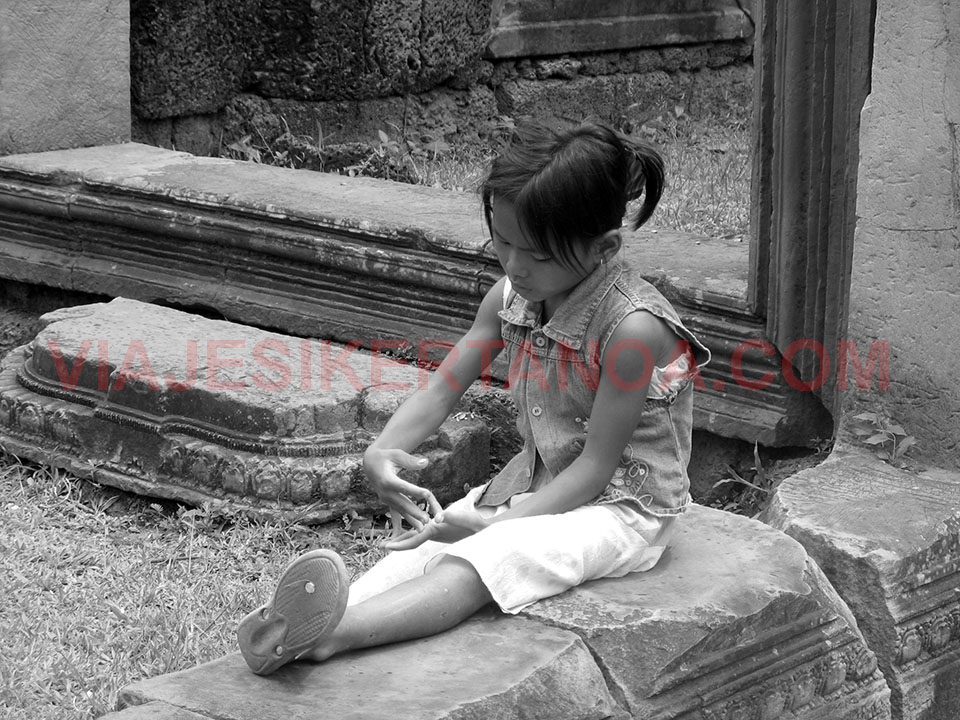 Niña jugando en los templos de Angkor en Siem Reap,, Camboya.