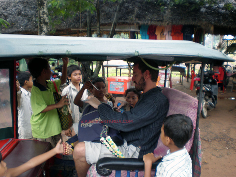 Niños vendiendo y pidiendo en las ruiinas de los Templos de Angkor en Siem Reap, Camboya.