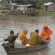 Transportando a los monjes de una orilla a otra del río Sangker en Camboya.