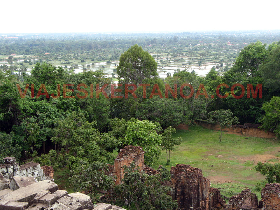 Vistas desde el templo Phnom Bakheng en las ruinas de Angkor en Siem Reap, Camboya.