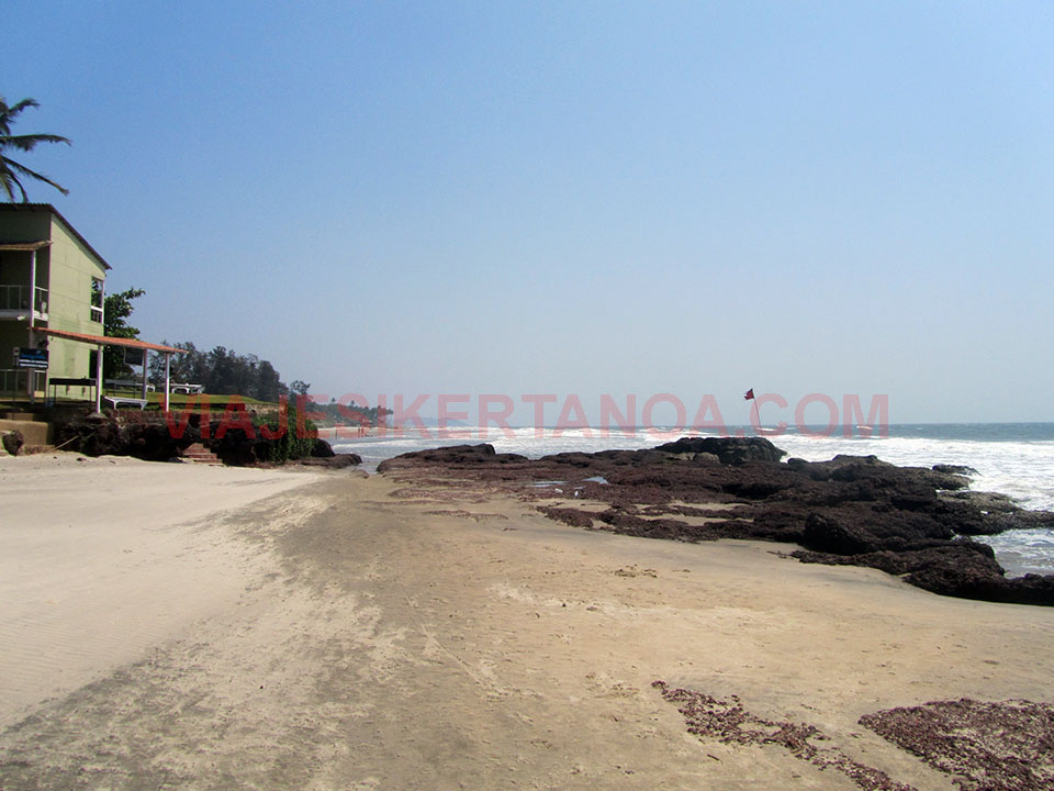 Acceso a la playa de Morjim en Goa, India.