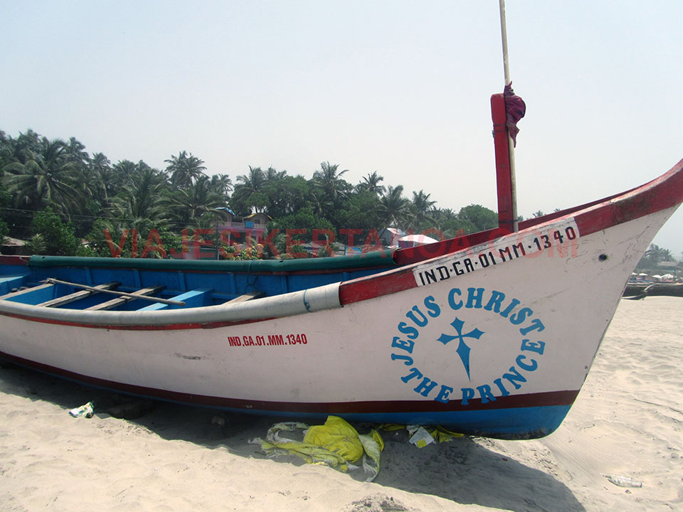 Barco de pesca en la playa de Arambol en Goa, India.