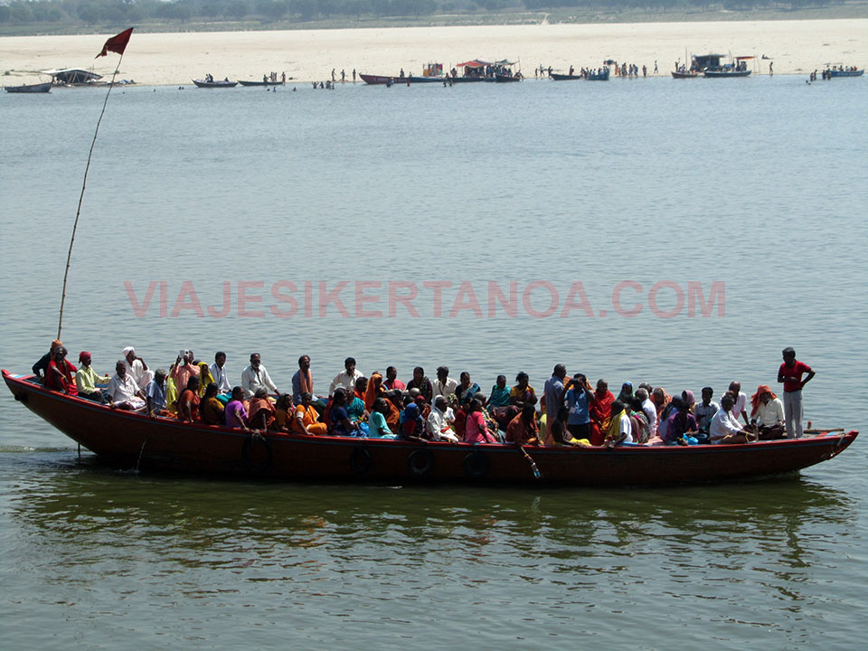 Barco por el río Ganges en Varanasi, India.