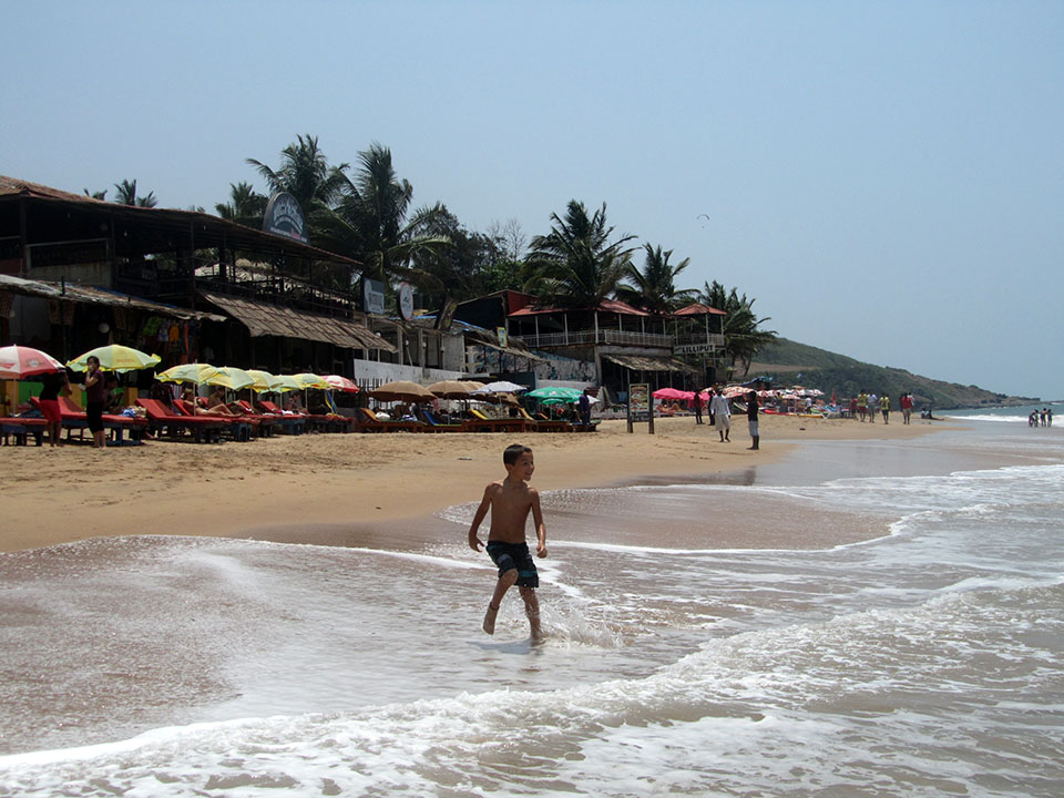 Baño en la playa de Anjuna en Goa, India.