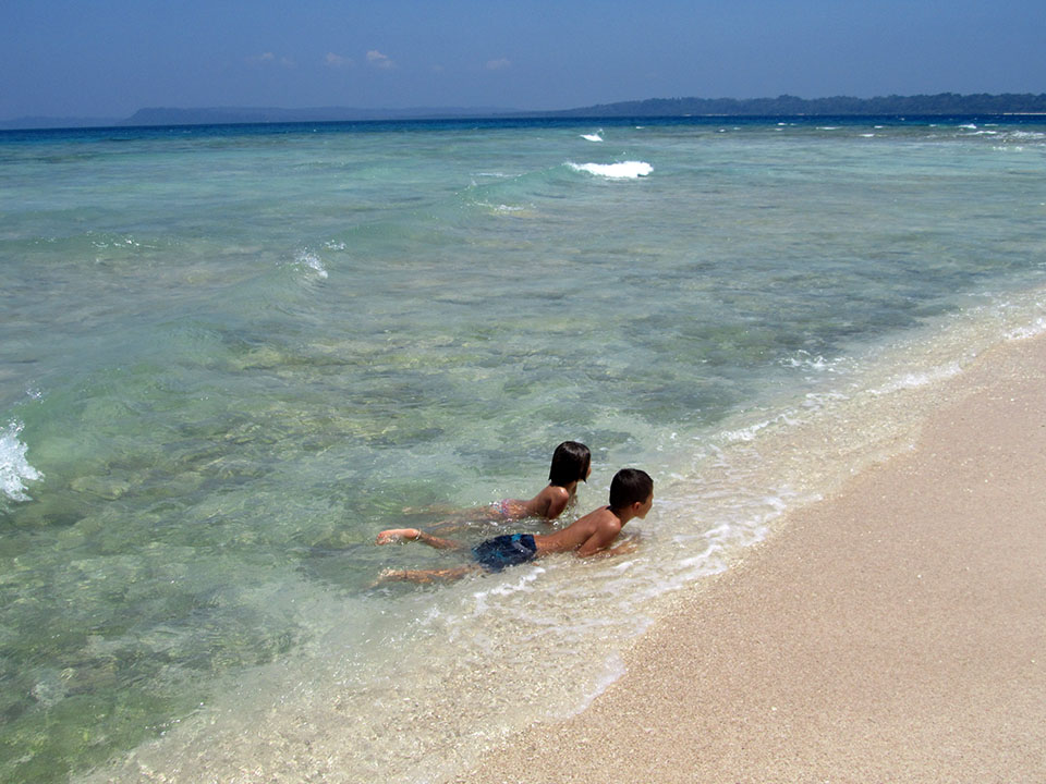 Baño en la playa nº1 de la isla de Neil en las Islas Andamán, India.