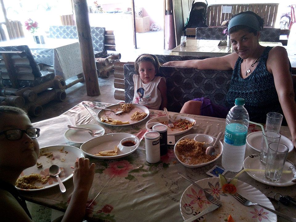 Comiendo en la isla de Havelock en las Islas Andamán, India.
