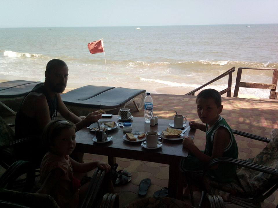 Desayuno al lado del mar en la playa de Anjuna en Goa, India.