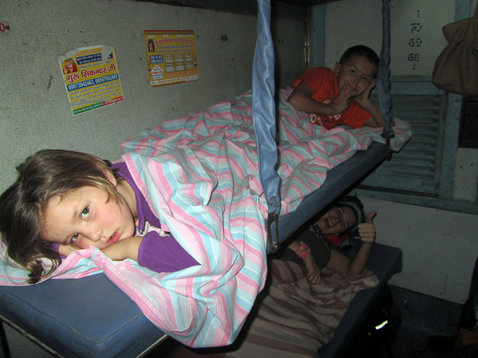 Durmiendo en un tren en la India.