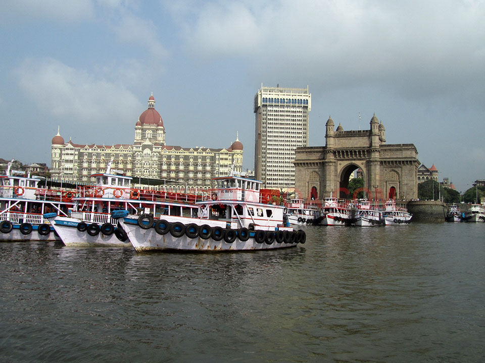El Taj Mahal Hotel y la Puerta de India desde el mar en Bombay, India.
