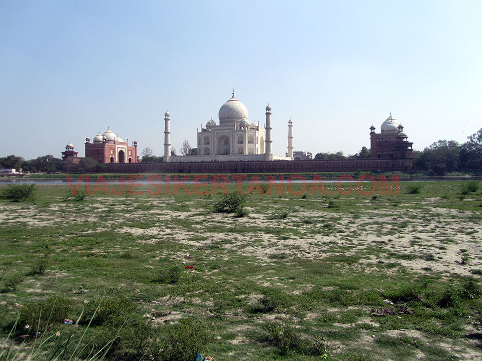 El Taj Mahal desde el otro lado del río en Agra, India.