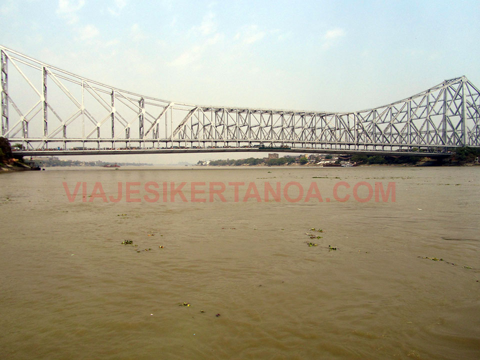 El puente de Howrah en Calcuta, India.