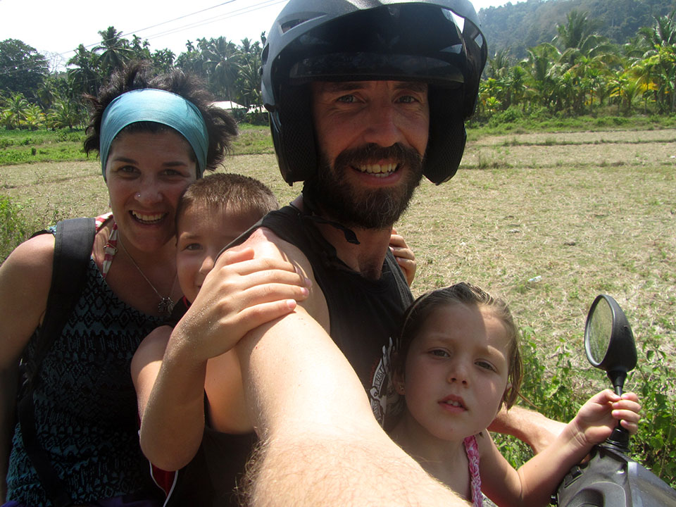 En moto por la isla de Havelock en las Islas Andamán, India.